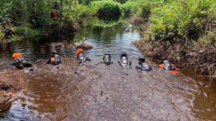 Pencarian Mahasiswa ULM hilang. Tim gabungan saat melakukan pencarian korban Mahasiswa ULM Kalsel yang hilang di hutan Kapuas Kalteng selain menyisir kawasan hutan juga menyisir kawasan sungai yang ada di sekitarnya.
