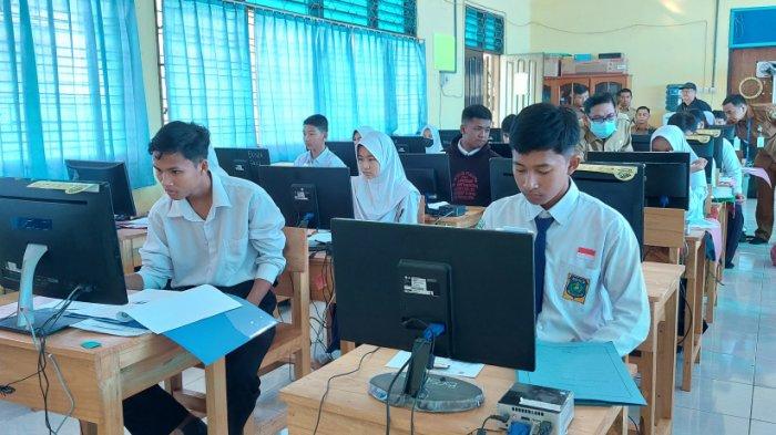 Pendaftar- Pendaftar PPDB melakukan pendaftaran secara daring di Lab Komputer di SMAN 1 Pelaihari