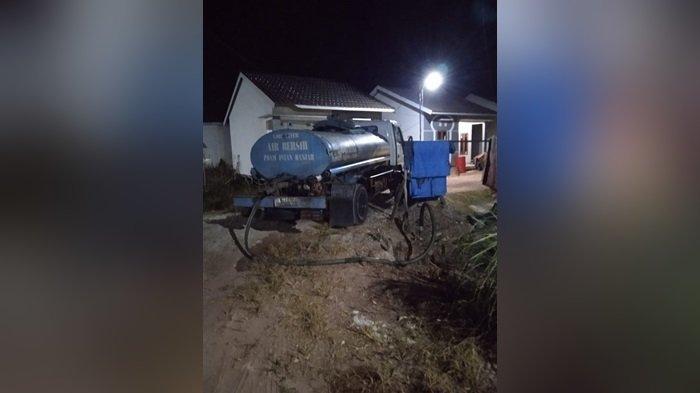 Pendistribusian air bersih menggunakan mobil tangki ke sejumlah wilayah terkendala distribusi air untuk pelanggan PT Air Minum Intan Banjar.