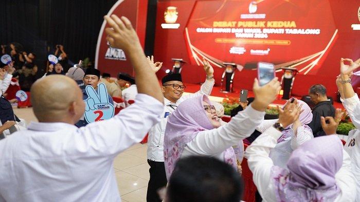 Pendukung H Fani-Habib Taufan berswafoto usai debat publik kedua Calon Bupati dan Wakil Bupati Tabalong berlangsung di Aula Pendopo Bersinar, Rabu (13/11/2024) pukul 20.00 Wita.