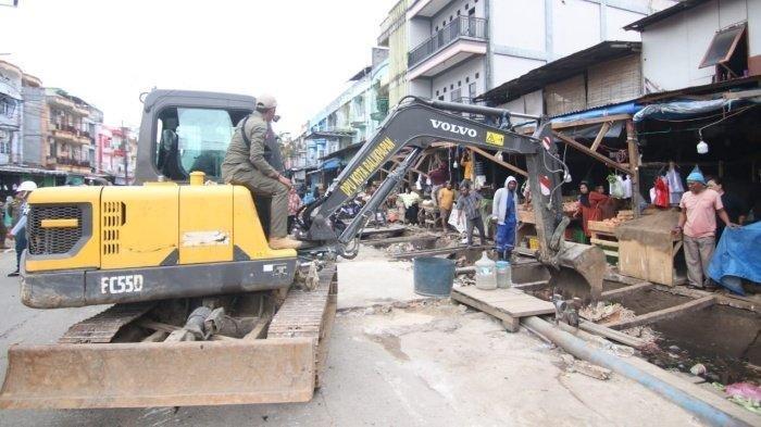 PENERTIBAN PKL PANDANSARI - Penertiban PKL Pasar Pandansari Balikpapan hari ketiga_Kamis (25/7/2024). Sempat diwarnai kericuhan, pedagang minta petugas adil.