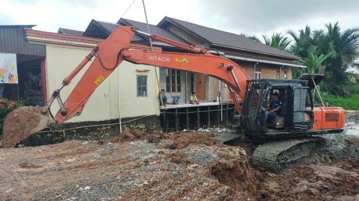Alat berat melakukan pengerukan tanah di rumah acil Jouleha yang viral di Kabupaten Hulu Sungai Utara