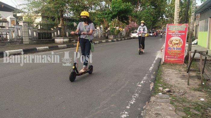 Pengguna skuter listrik di area perkantoran kota besar