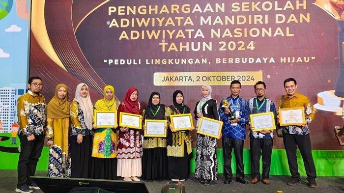 SMAN 1 Tanta bersama beberapa penerima penghargaan lainnya Auditorium DR Ir Soedjarwo, Gedung Manggala Wanabakti, Jakarta._wm