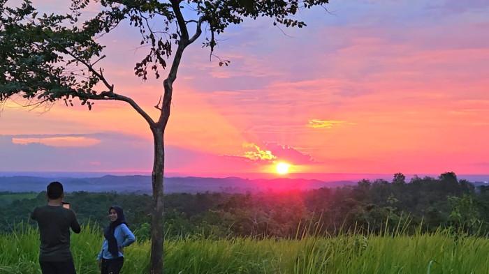 SUASANA SENJA - Pengunjung Bukit Japan, Desa Mayanau, Kecamatan Tebing Tinggi, Kabupaten Balangan mendokumentasikan momen matahari terbenam di kawasan Bukit Japan. 