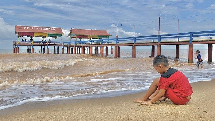 Pengunjung Pantai Asmara Tanahlaut Kalimantan Selatan pada Minggu (18/6/2023) didominasi oleh anak-anak yang sedang libur sekolah.