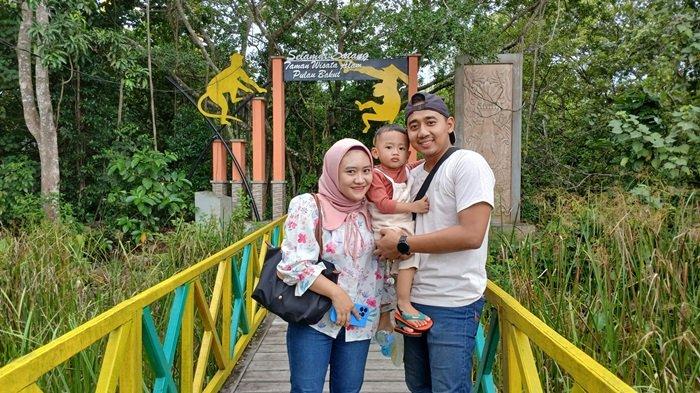 Pengunjung Taman Wisata Alam Pulau Bakut Barito Kuala (Batola), Kalimantan Selatan (Kalsel).