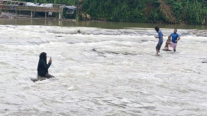 Pengunjung bermain air sambil berswa foto di objek wisata Riam Bajandik, Kabupaten Hulu Sungai Tengah (HST). 