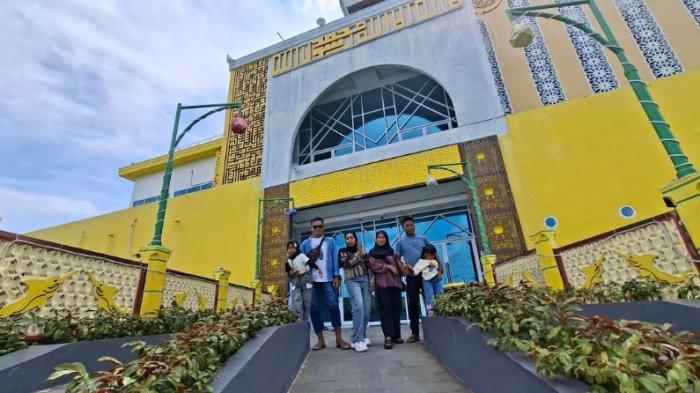 ABADIKAN MOMEN - Pengunjung mengabadikan momen di Masjid Apung Kapal Pesiar Sayyidina Ja'far, Kotabaru, Sabtu (7/6/2025).