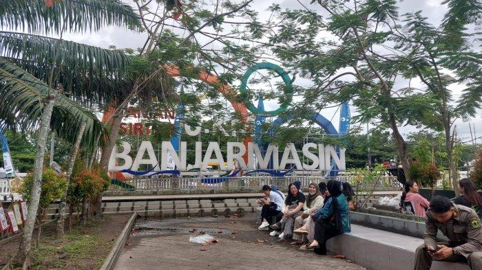 PENGUNJUNG SANTAI DI SIRING - Pengunjung pasar wadai sambil menunggu waktu bersantai di siring Nol KM.