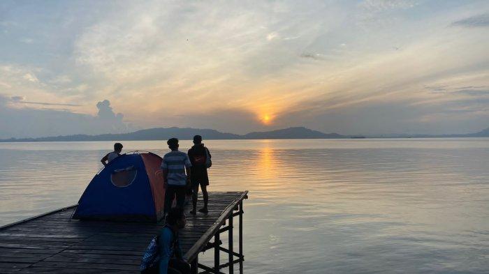 Pengunjung tampak camping di Wisata Mangrove Kersik Putih.