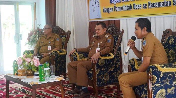 Penjabat Bupati HSS Hermansyah (tengah), didampingi Camat Simpur Nafarin dan Dinas terkait membuka dialog pada pertemuan silaturahmi dnegan para Kades/Perangka Desa se Kecamatan Simpur.