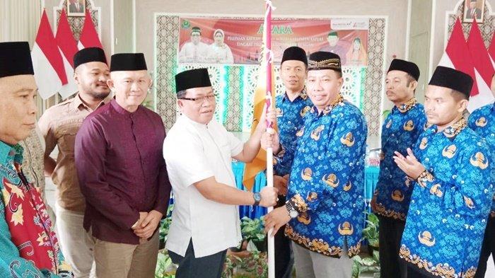 Penjabat Bupati, Erlin Hardi, didampingi Sekretaris Daerah, Septedy, saat melepas Kafilah Kabupaten Kapuas yang akan mengikuti Musabaqah Tilawatil Qu'ran (MTQ) Korps Pegawai Republik Indonesia (Korpri) Tingkat Provinsi Kalimantan Tengah di Palangka Raya, Minggu (8/10/2023.