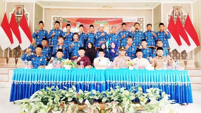Penjabat Bupati, Erlin Hardi, didampingi Sekretaris Daerah, Septedy, bersama Kafilah Kabupaten Kapuas yang akan mengikuti Musabaqah Tilawatil Qur'an (MTQ) Korps Pegawai Republik Indonesia (Korpri) Tingkat Provinsi Kalimantan Tengah di Palangka Raya, Minggu (8/10/2023).