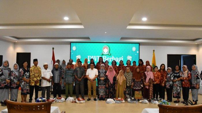 Penjabat (Pj) Bupati Kapuas, Erlin Hardi, didampingi Penjabat (Pj) Ketua TP PKK Kabupaten Kapuas, Agustina Erlin Hardi, berfoto bersama usai menghadiri kegiatan DWP Berbagi di Bulan Ramadhan, bertempat di Rumah Jabatan Bupati Kapuas, Selasa (2/4/2024).