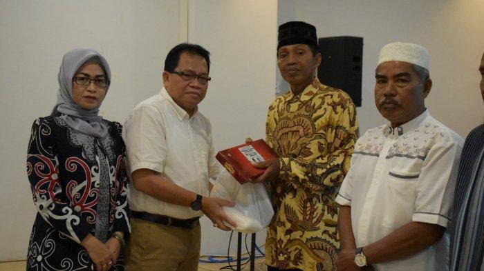 Penjabat (Pj) Bupati Kapuas, Erlin Hardi, didampingi Penjabat (Pj) Ketua TP PKK Kabupaten Kapuas, Agustina Erlin Hardi, saat menyerahkan sembako secara simbolis kepada sepuluh orang masyarakat terpilih, pada kegiatan DWP Berbagi di Bulan Ramadhan, bertempat di Rumah Jabatan Bupati Kapuas, Selasa (2/4/2024).