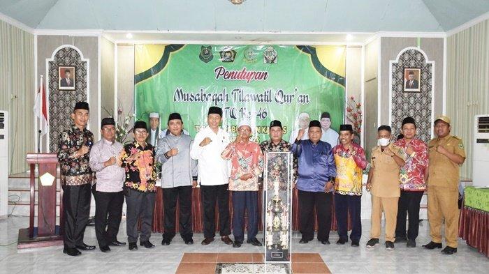 Penutupan MTQ ke-46 tingkat Kabupaten Kapuas dengan penyerahan piala bergilir kepada juara umum, yakni Kecamatan Pulau Petak, Selasa (4/7/2023).
