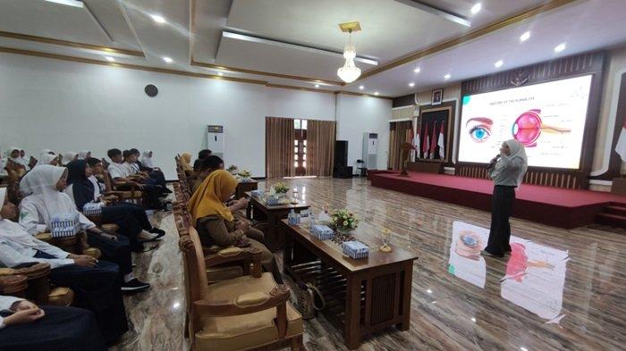 Penyampaian materi kesehatan mata dalam sosialisasi ke sekiiar 100 pelajar SMP, Senin.(30_9_2024) di Balai   Rakyat Dandung Suchrowardi, Pembataan, Kecamatan Murung Pudak, Kabupaten Tabalong.
