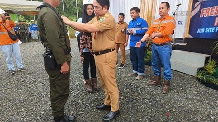 Penyematan atribut siswa oleh Asisten I Bidang Perekonomian dan Kesejahteraan Masyarakat, H Eka Saprudin AP MAP