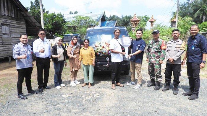 Penyerahan hadiah mobil Pick Up Carry FD MT Suzuki kepada nasabah BRI, yakni I Ketut Tirtayasa, warga Desa Sumber Makmur, Kecamatan Satui, Kabupaten Tanah Bumbu (Tanbu), Provinsi Kalimantan Selatan.