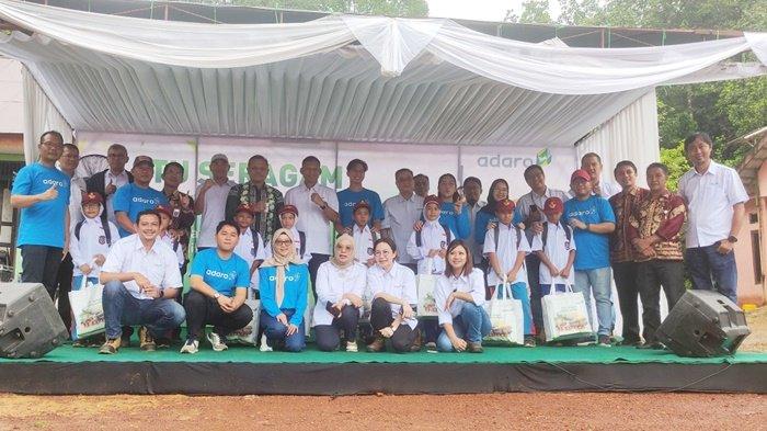 Pj Sekda Tabalong H Nanang Mulkani, Presdir PT Adaro Indonesia Priyadi bersama pejabat lainnya dan karyawan berfoto dengan perwakilan murid SD penerima bantuan program Satu Seragam Sejuta Harapan, Kamis (23/1/2025)