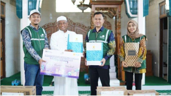 Foto bersama penyerahan bantuan program Employee Volunteer Program Cinta Rumah Ibadah oleh Senior Manager Keuangan, Komunikasi dan Umum PLN UID Kalselteng Sigit Fanani (dua dari kanan) didampingi oleh Asisten Manager TJSL Andika Dwi Saputra (kiri) kepada H. Taufik Himawan, imam masjid Nurul Iman Banjarbaru pada Jum'at (12/7).