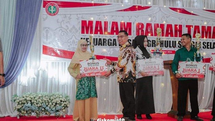 Penyerahan bonus untuk para pemenang