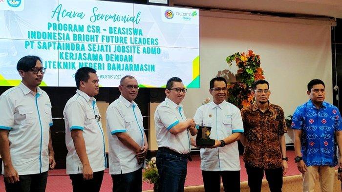 Penyerahan cendera mata pada acara kerja sama PT Saptaindra Sejati Jobsite Adaro Mining Operation (ADMO) kepada pimpinan Politeknik Negeri Banjarmasin, Selasa (15/8/2023).