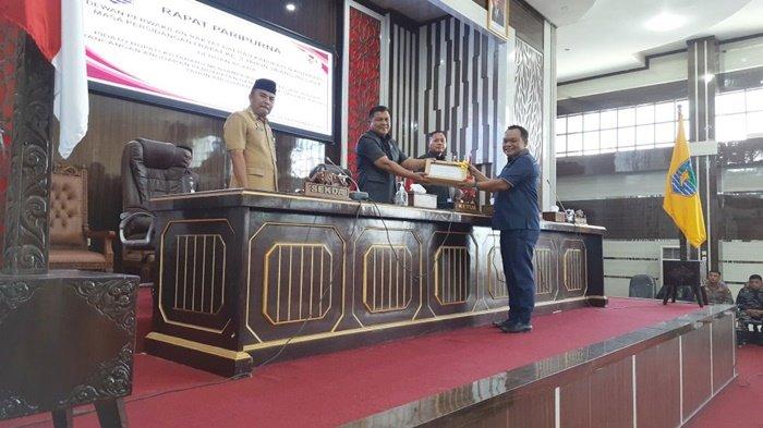 Penyerahan dokumen setelah Rapat Paripurna di DPRD Kabupaten Kotabaru, Senin (11/9/2023).