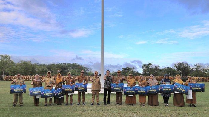 Penyerahan hadiah SIMPEDA periode X tahun 2024 ;dilakukan oleh Gubernur Kalimantan Selatan yang diwakili oleh Sekretaris Daerah (Sekda) Provinsi Kalsel, Ir. Roy Rizali Anwar, kepada 21 ASN di lingkup Pemprov Kalsel, disaksikan Direktur Utama Bank Kalsel, Fachrudin, serta jajaran pimpinan lainnya.