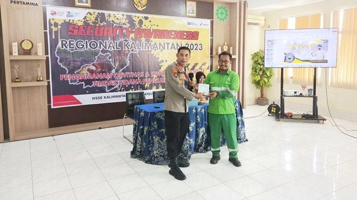 Penyerahan hadiah dalam kegiatan sosialisasi Security Awareness Bagi Internal dan Eksternal Pertamina yang diadakan PT Pertamina Patra Niaga Regional Kalimantan, melalui Integrated Terminal (IT) Banjarmasin.