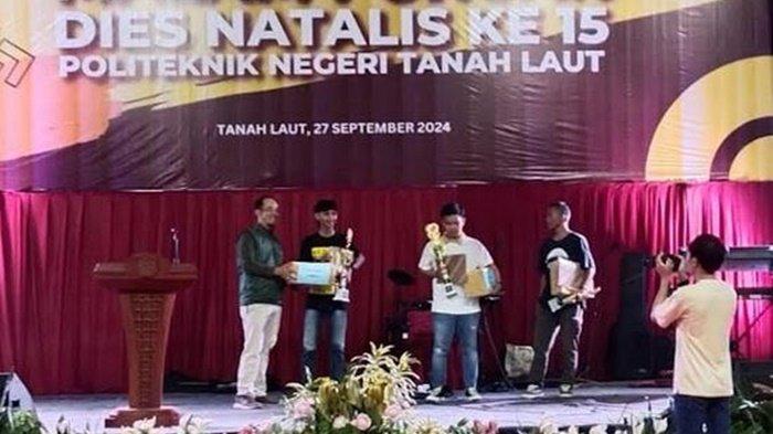 Penyerahan hadiah lomba-lomba dalam rangkaian Dies Natalis Politala.