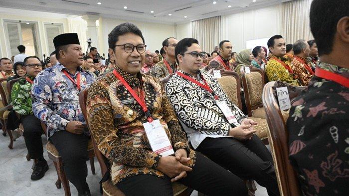 Bupati HST, H Aulia Oktafiandi saat menghadiri langsung penyerahan penghargaan dari Wakil Presiden RI, Ma'ruf Amin.