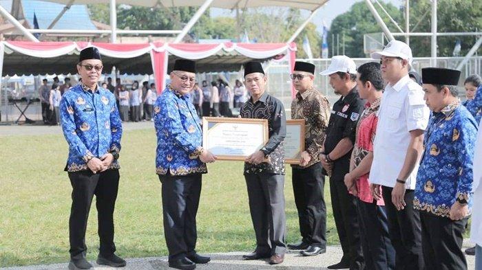 Penyerahan piagam peghargaan oleh Bupati Hulu Sungai Selatan, H Achmad Fikry.