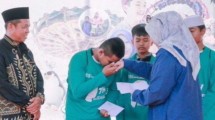 Penyerahan santunan kepada anak yatim piatu dan duuafa dari BSI.