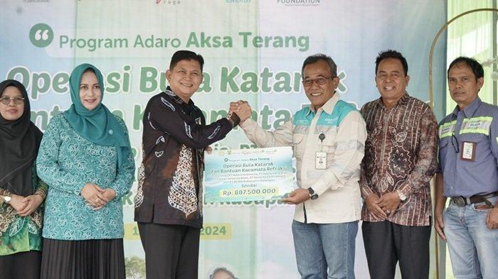 Penyerahan secara simbolis bantuan program Adaro Aksa Terang untuk masyatakat Balangan yang diserahkan oleh External Relation Division Head Balangan Coal Companies, Thoha kepada  Pjs Bupati Balangan, Thaufik Hidayat. 
