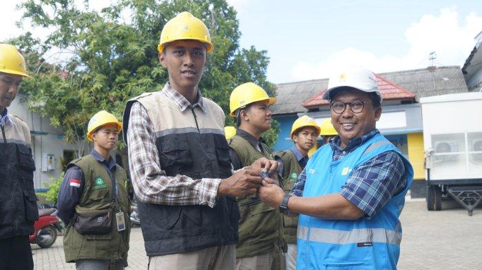Penyerahan sticker APP-ku Sudah Standar, sebagai pertanda sudah dilakukan penyisiran oleh Tim P2SL PLN UID Kalselteng
