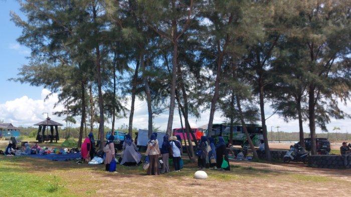 RINDANG - Pepohonan penghijauan di Borneo Beach Jorong menghadirkan suasana yang sejuk rindang. Pengunjung pun termanjakan.
