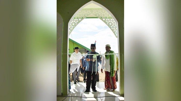Peresmian Aula Santriwati di Ponpes Darul Amien oleh Bupati H Achmad Fikri, didampingi Sekda dan Pimpinan Ponpes, KH Muhammad Idris, Desa Taluk Labak, Kecamatan Daha Utara, Kabupaten Hulu Sungai Selatan (HSS), Provinsi Kalimantan Selatan, Selasa (12/9/2023).