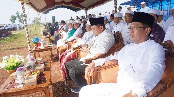 Peringatan Hari Santri Nasional juga dihadiri Camat Daha Selatan, Camat Daha Utara dan Camat Daha Barat, serta tokoh agama, tokoh masyarakat dan ratusan santri dari berbagai pesantren di Stadion Dr H Muhammad Syafi'i, Kecamatan Daha Selatan, Kabupaten Hulu Sungai Selatan (HSS), Provinsi Kalimantan Selatan, Senin (23/10/2023).