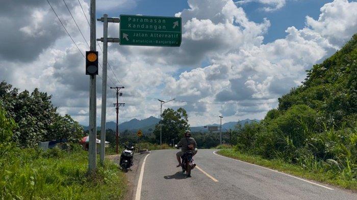 Pertigaan jalan alternatif Banjarbaru-Batulicin. Jalur menuju ke wisata pemandian Sungai Alut.