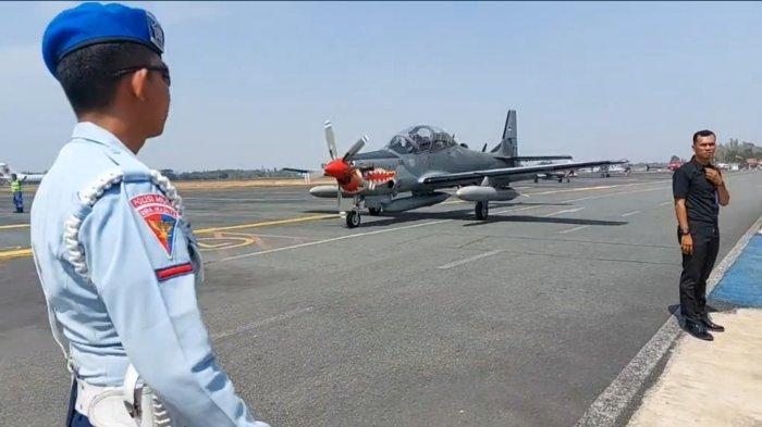 Pesawat Tempur Super Tucano Milik TNI AU saat mendarat di Lanud Syamsudin Noor, dalam rangka penerbangan navigasi di Langit Pulau Kalimantan.
