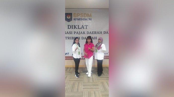 Peserta Diklat Kelas Optimalisasi Pajak dan Retribusi Daerah Perwakilan BPPRD Kabupaten Kapuas bersama pendamping, Sekretaris Badan BPPRD, Dra. Apollonia, MA.