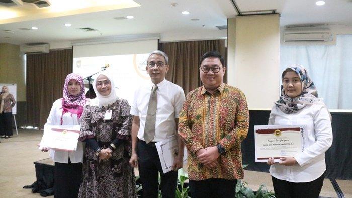 Peserta Terbaik Pertama, Terbaik Kedua dan Terbaik Ketiga Kelas Optimalisasi Pajak dan Retribusi Daerah berfoto bersama Kepala Pusat Pengembangan Kompetensi Pemerintahan Dalam Negeri BPSDM Kemendagri, Dr. Dra. Rochayati Basra, MPd, dan Analis Pengembang Teknologi Pembelajaran Ahli Madya M. Weli Septiya Putra, M.Si.