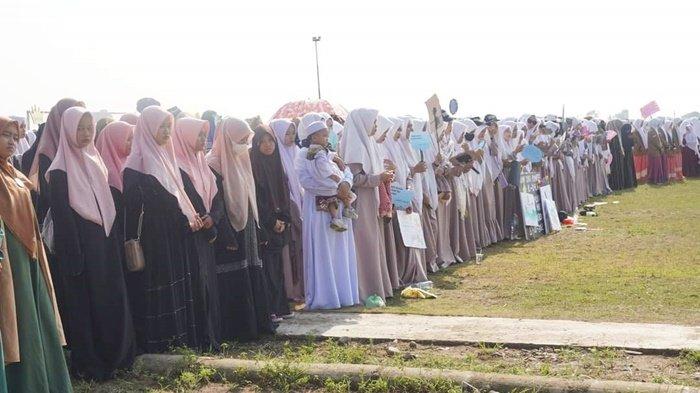 Peserta apel Hari Santri Nasional yang dihadiri santri dari berbagai pondok pesantren yang bertempat di Stadion Dr H Muhammad Syafi'i, Kecamatan Daha Selatan, Kabupaten Hulu Sungai Selatan (HSS), Provinsi Kalimantan Selatan, Senin (23/10/2023).