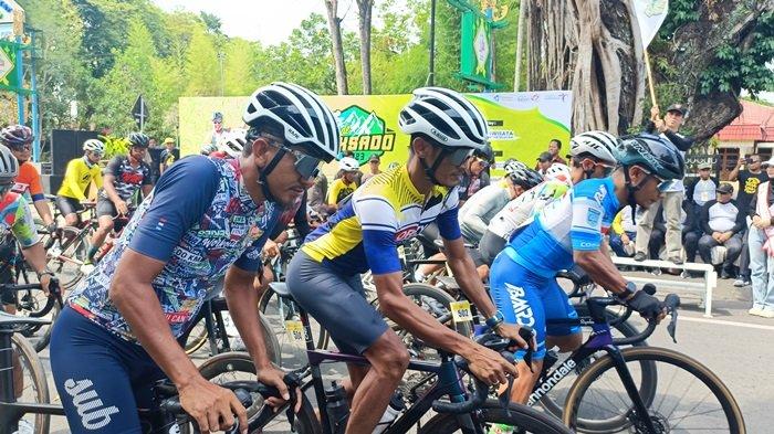 Peserta tour de Loksado saat dilepas di garis start Kota Kandangan, Hulu Sungai Selatan, Sabtu (23/9/2023). Banjarmasin Post/hanani