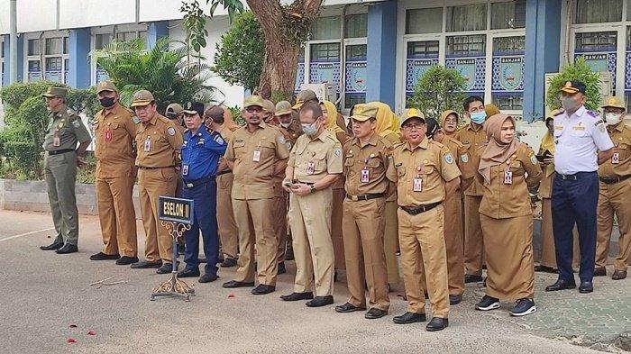 Peserta upacara di halaman kantor Pemerintah Kabupaten Banjar di Kota Martapura, Senin (9/10/2023).