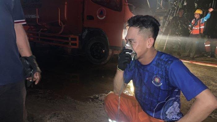 Petugas Damkar yang tampak kelelahan sehingga menggunakan oksigen saat memadamkan toko penjual bahan bangunan yang terbakar di Jalan MT Haryono Sampit, Kabupaten Kotim, Kalimantan Tengah, Rabu (8/5/2024).
