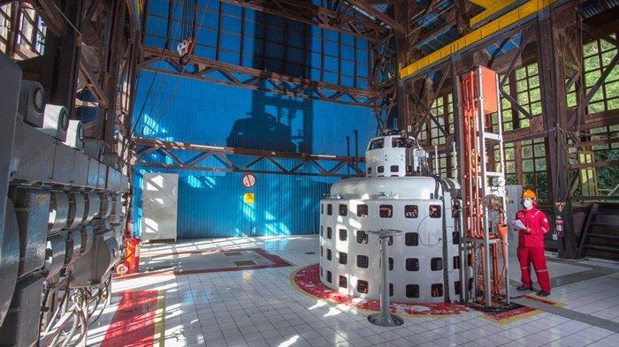 Petugas PLN melakukan monitoring operasi pembangkit listrik tenaga air (PLTA) Tonsealama yang berlokasi di Kabupaten Minahasa, Sulawesi Utara. PLTA Tonsealama termasuk dalam tujuh pembangkit pertama milik perusahaan listrik di Hindia Belanda, yang dirintis mulai 1917 dan menjadi cikal bakal PLN. PLTA Tonsealama menjadi pembangkit pertama di Indonesia yang menggunakan aliran sungai sebagai sumber energi primernya.