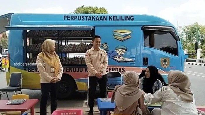 Petugas Perpustakaan Keliling (Pusling) Dinas Perpustakaan dan Kearsipan (Dispersip) Provinsi Kalimantan Selatan melayani pengunjung Kalsel Expo 2023, Lapangan Murdjani, Kota Banjarbaru.